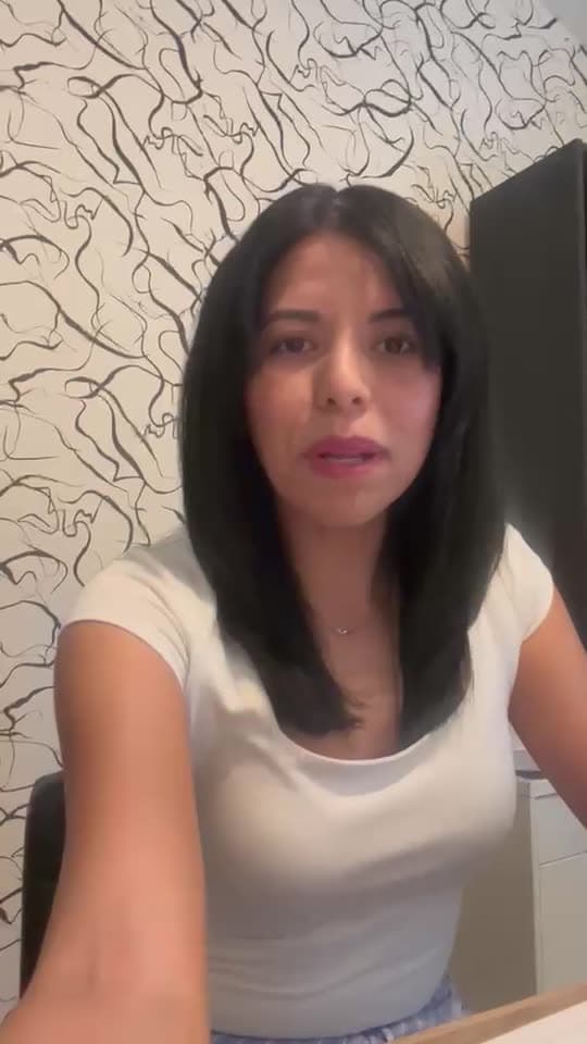Hesli Barajas, de Barajas Cleaning Services, grabando su testimonio en video