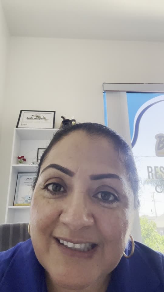 María Samaniego, de Beezy Bee Maids, grabando su testimonio en su oficina